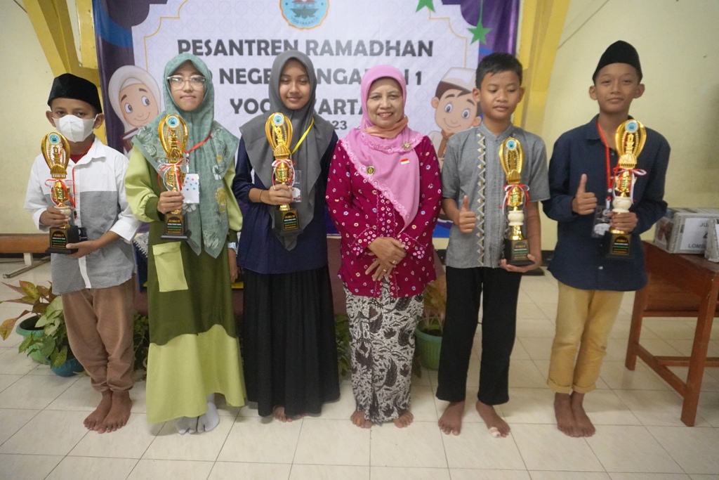 Meningkatkan keimanan melalui kegiatan Pesantren Ramadhan.