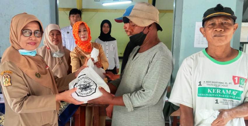 SD Ungaran 1 yogyakarta bagikan Zakat untuk masyarakat di lingkungan sekolah.