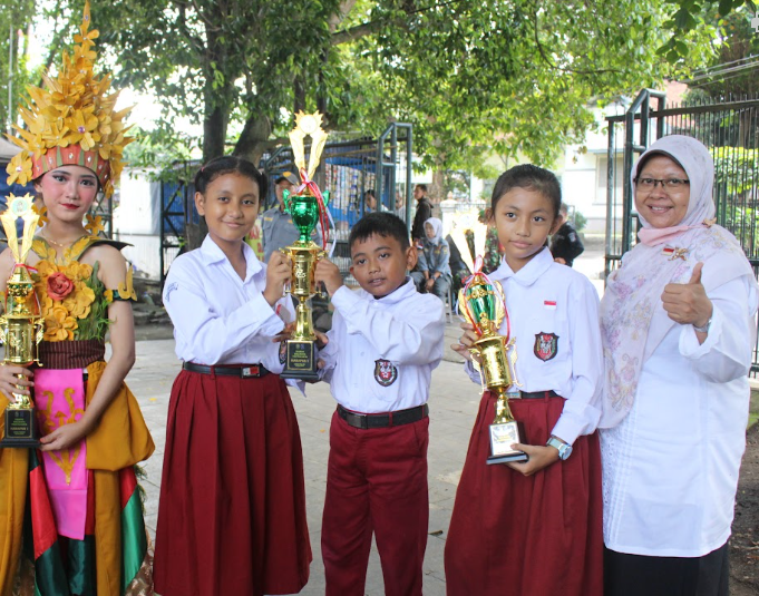 SD Negeri Ungaran 1 Yogyakarta memborong tropy kejuaraan Lomba yang diselenggarakan oleh DLH YK.