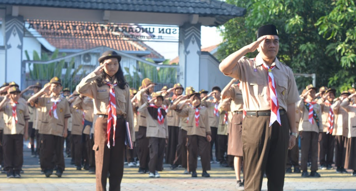 Kamabigus SD Negeri Ungaran 1 Sudarmadi, S.Pd. Memimpin peringatan Hari Pramuka ke-63.